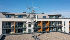 découvrez les avantages et le fonctionnement d'une antenne collective pour immeuble, une solution efficace pour recevoir la télévision dans tous les logements.